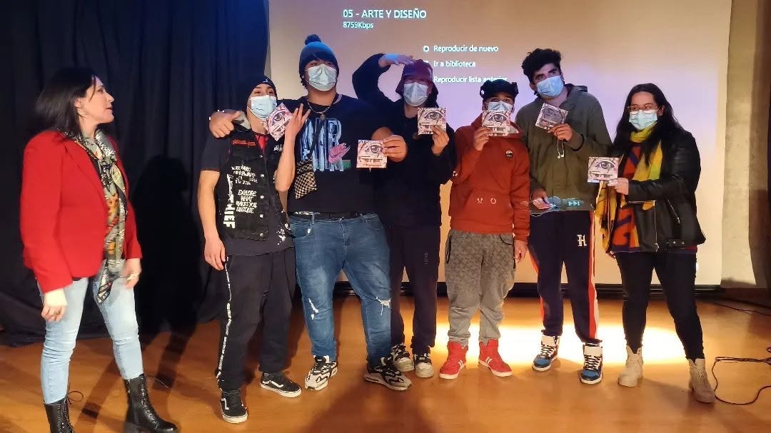 Jóvenes participantes del disco Vamos con Fuerza durante actividad artística.